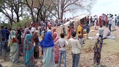 चंदला: हिड़ोराबारी मोड़ पर तेज रफ्तार पिकअप वाहन पलटा, लगभग एक दर्जन लोग हुए घायल