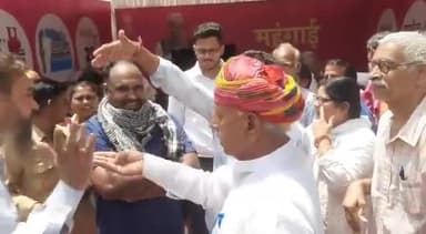 राजस्थान सरकार द्वारा चलाये जा रहे महँगाई के विरुद्ध युद्ध मे #महंगाई_राहत_कैंप के रुझान आने शुरू हुए । #अजमेर से सांसद भगीरथ चौधरी जी को पब्लिक की बाते सुन्नी पड़ी उल्टे पाव निकले कैम्प से