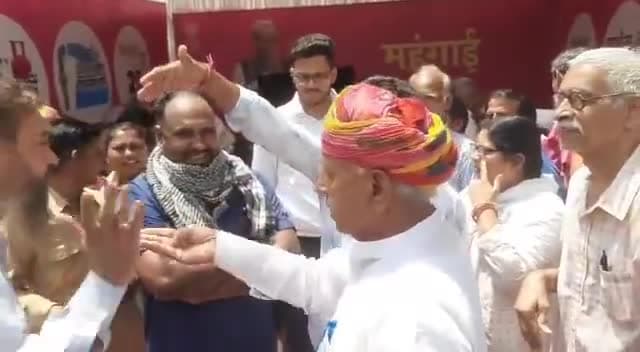 राजस्थान सरकार द्वारा चलाये जा रहे महँगाई के विरुद्ध युद्ध मे #महंगाई_राहत_कैंप के रुझान आने शुरू हुए । #अजमेर से सांसद भगीरथ चौधरी जी को पब्लिक की बाते सुन्नी पड़ी उल्टे पाव निकले कैम्प से