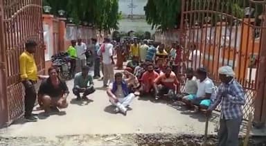 सुल्तानपुर: सफाई कर्मचारियों की समस्याओं को लेकर नगर पालिका सफाई कर्मचारी यूनियन अध्यक्ष ने नगर पालिका व डीएम कार्यालय का किया घेराव