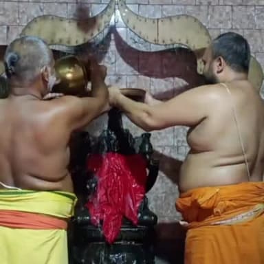 सोनपुर: सोनपुर गजेंद्र मोक्ष मंदिर में बालाजी वेंकटेश्वर भगवान का हुआ पुष्पाभिषेक