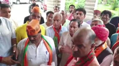 बड़गांव: भाजपा प्रदेशाध्यक्ष और सांसद सीपी जोशी ने कलेक्ट्रेट के बाहर राज्य सरकार और कांग्रसी नेताओं पर जमका साधा निशाना