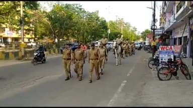 कानपुर: एडीसीपी बेस्ट द्वारा थाना रावतपुर अंतर्गत निकाय चुनाव को लेकर पुलिस अधिकारियों व पुलिस फोर्स के साथ किया गया पैदल गस्त