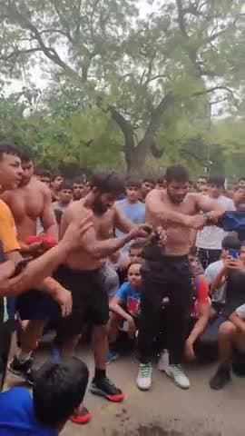 देश तब भी आपके साथ था
देश आज भी आपके साथ है

आप तब भी जीत कर आए थे
आप अब भी जीत कर आयेंगे
#इंकलाब_जिंदाबाद #aapkasachin