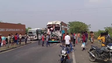 पंडौल: सकरी एनएच 57 पर नरपति नगर के समीप खड़ी बस में ट्रक ने मारी ठोकर, बस में सवार यात्रियों को नुकसान नहीं पहुंचा