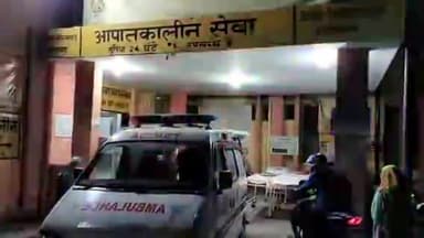 मुरादाबाद: पीलीकोठी चौराहे पर नशे की हालत में मिनी मेट्रो रिक्शा से गिरकर युवक हुआ घायल, अस्पताल में भर्ती