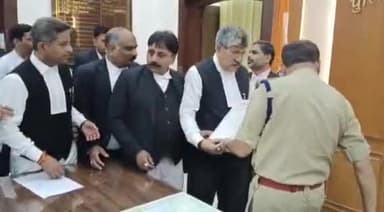 कानपुर: सिविल लाइंस स्थित पुलिस आयुक्त कार्यालय पहुंच कर अधिवक्ताओं ने सौंपा ज्ञापन, एडवोकेट प्रोटेक्शन एक्ट लागू करने की मांग