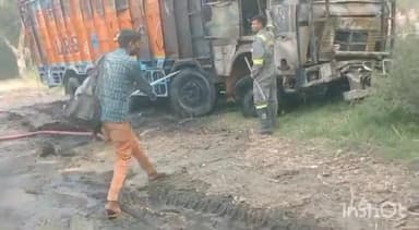 मुरादाबाद: ट्रांसपोर्ट नगर में खड़े ट्रक में लगी भीषण आग, दमकल की टीम ने पाया काबू