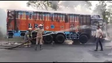 मुरादाबाद: ट्रांसपोर्ट नगर में एक खड़े ट्रक में लगी भीषण आग, दमकल विभाग की टीम ने पहुंचकर आग पर पाया काबू