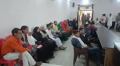 जलेसर: तहसील सभागार में प्रत्याशियों व समर्थकों के साथ एसडीएम व सीओ ने बैठक कर दिए दिशा निर्देश