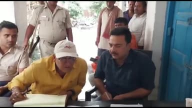 बरौनी: बरौनी थाना परिसर में अंचल अधिकारी सुजीत सुमन एवं थाना अध्यक्ष के नेतृत्व में जनता दरबार का हुआ आयोजन