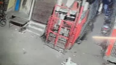 कानपुर: थाना हरबंसमोहाल क्षेत्र में दानाखोरी से चोरों ने की घर के बाहर खड़ी अपाचे बाइक की चोरी, सीसीटीवी फुटेज हुआ वायरल