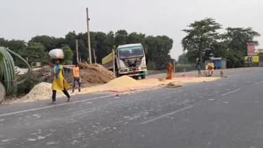 कुर्सेला: कुरसेला एनएच 31 सड़क व एसएस 77 पर   मक्का सूखाने से  दुर्घटना की बनीं रहती हैं आशंका