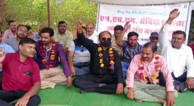 नरसिंहपुर: CMHO कार्यालय के पास नियमितीकरण की मांग को लेकर एन एच एम संविदा स्वास्थ्य कर्मचारी बैठे धरने पर