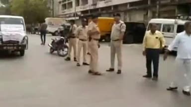 रतलाम नगर: सड़क सुरक्षा सप्ताह के अंतर्गत दो बत्ती क्षेत्र में यातायात पुलिस ने आधा दर्जन वाहनों के बनाए चालान