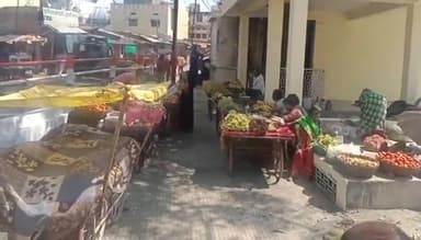 राघोगढ़: मेन बाजार में यातायात व्यवस्था को दुरुस्त करने हेतु नगर पालिका टीम ने फुटकर दुकानदारों को सड़क पर ना बैठने की दी समझाइश