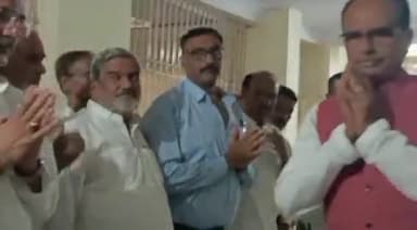 होशंगाबाद नगर: नर्मदापुरम शहर में मुख्यमंत्री शिवराज सिंह चौहान ने पूर्व राजस्व मंत्री मधुकर्राव को शोक सभा में श्रद्धांजलि की अर्पित