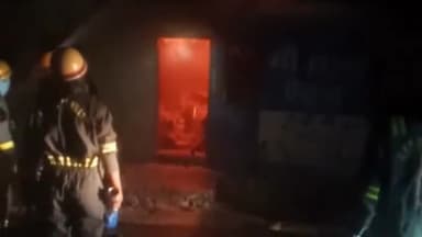 गोरखपुर: गोरखनाथ थाना क्षेत्र के कौड़िहवा में इलेक्ट्रॉनिक्स की दुकान में बीती रात लगी भीषण आग