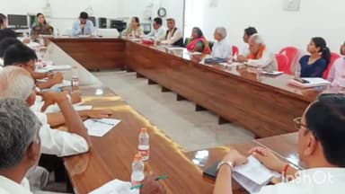 मढ़ौरा: मढ़ौरा अनुमंडल सभागार में एसडीओ ने अनुश्रवण समिति का किया बैठक