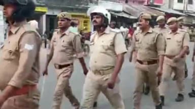 बलरामपुर: जिले में चाक-चौबंद व कानून व्यवस्था बनाए रखने के दृष्टिगत समस्त थानों की पुलिस ने अपने-अपने कस्बा में किया फ्लैग मार्च