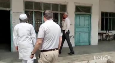 मुरादाबाद: मुगलपुरा थाना क्षेत्र में बने मतदान केंद्रों का निरीक्षण करने पहुंचे जिलाधिकारी