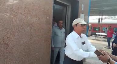 "खास खबर प्रमोद जैन" वीडियो बुलेटिन, (रेल मंत्री के नाम स्टेशन मैनेजर को ज्ञापन देने जाते हुए सद्भावना मंच अध्यक्ष प्रमोद जैन एवं सदस्यगण। खंडवा जंक्शन का नाम श्री दादाजी धाम किया जाएं) सभी प्रमुख सोशल मीडिया एवं प्रिंट मीडिया  जारी।