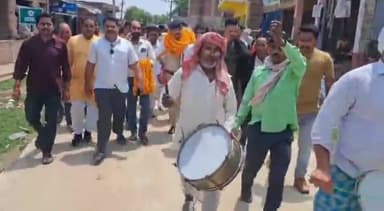 बक्सर: धनसोई थानाध्यक्ष को थाना परिसर में बाजे-गाजे के साथ दी गई विदाई