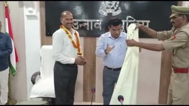 उन्नाव: पुलिस लाइन सभागार में अधिवर्षता आयु पूर्ण कर सेवानिवृत्त हुए 4 पुलिस कर्मियों को एसपी द्वारा दी गई भावभीनी विदाई