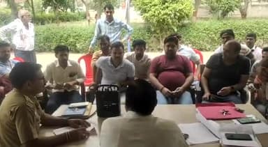 जलेसर: न्यायालय के आदेश पर एसडीएम व सीओ की मौजूदगी में सकरौली थाने पर हुई लावारिस वाहनों की नीलामी