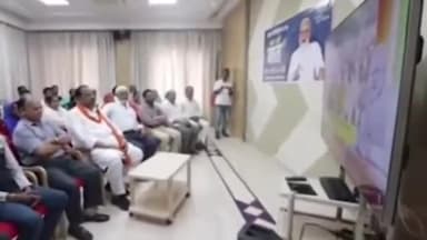 रतलाम नगर: पीएम की मन की बात का 100वा एपिसोड 1295 बूथों पर रतलाम में एक साथ देखा गया बूथ 174 पर विधायक सहित पदाधिकारियों नेभी देखा