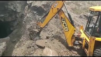 बरकागाँव: लुरुंगा जंगल में अवैध रूप से खुले कोयला खदान को उरीमारी पुलिस ने डोजरिंग कर किया बंद