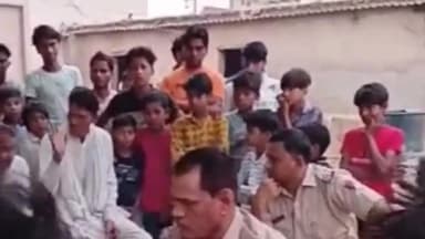 कामां: मेवात क्षेत्र में एएसपी हिम्मत सिंह के नेतृत्व ऑनलाइन ठगों के गांवों में पहुंचकर की जा रही है ठगी छोड़ने के लिए समझाइश