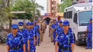 मुगलसराय: नगर निकाय चुनाव को देखते हुए मुगलसराय कोतवाली पुलिस व सुरक्षा बल के जवानों ने नगर में पैदल गश्त कर लोगों से की अपील