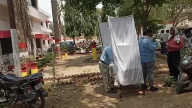 गोरखपुर: नगरीय निकाय चुनाव के मद्देनजर गोरखपुर में मतदान कर्मियों का प्रशिक्षण हुआ पूरा, मतदान दलों की रवानगी की तैयारी हुई शुरू