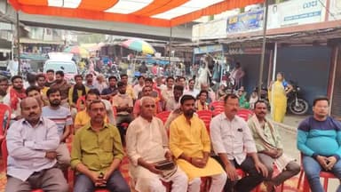 थावे #बजार मे #प्रधानमंत्री मोदी की #मन की बात सुनते लोग,आज 100 एपीसोड पूरे हुए