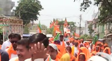 बलरामपुर समाचार बीजेपी प्रत्याशी डॉ धीरेंद्र प्रताप सिंह धीरू के समर्थन में निकली बलरामपुर में रैली बीजेपी के हजारों पदा