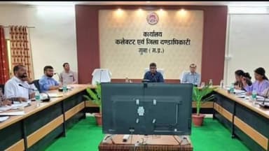 गुना नगर: कलेक्ट्रेट सभागार कक्ष गुना में राजस्‍व अधिकारियों की बैठक में राजस्व संबंधित प्रकरणों की समीक्षा की गई