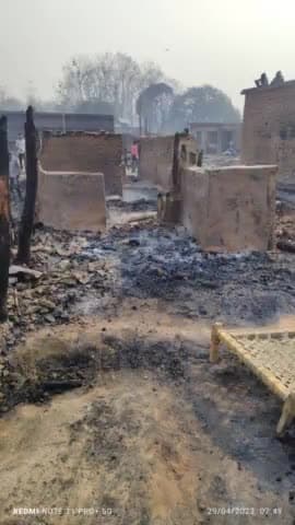 यूपी बलरामपुर में सोहेलवा वन्यजीव प्रभाग के जंगल से लगी आग से बराहवा गांव के मजरा रमवापुर रौतार में 34घर राख हो गए एसडीए