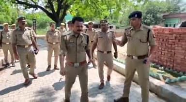 सलोन: नगर पंचायत सलोन में पुलिस अधीक्षक आलोक प्रियदर्शी ने पुलिस कर्मियों के साथ मतदान केंद्रों का किया निरीक्षण