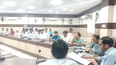 गोरखपुर: जिले के 32 ग्राम पंचायतों की परफॉर्मेंस ग्रांट को लेकर विकास भवन में सीडीओ की अध्यक्षता में हुई समीक्षा बैठक