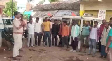 गौरिहार: बारीगढ़ के गांधी चौक पर जुझारनगर थाना प्रभारी ने साइबर क्राइम के प्रति लोगों को किया जागरूक