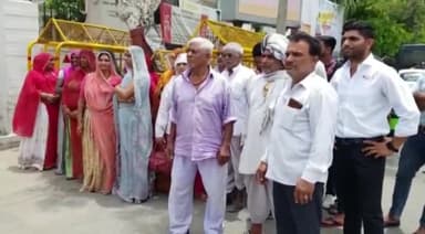 बड़गांव: UIT की जमीन पर भू माफियाओं द्वारा किए गए अवैध कब्जे के खिलाफ बेदला वासियों ने कलेक्ट्रेट पहुंचकर कलेक्टर को सौंपा ज्ञापन