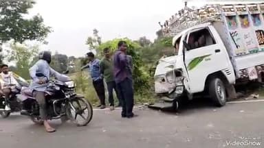 जयसिंहपुर: बहुता बाबा के पास ट्रक ने अनियंत्रित होकर पिकअप में सामने से मारी टक्कर, टक्कर मारने के बाद पलटा ट्रक