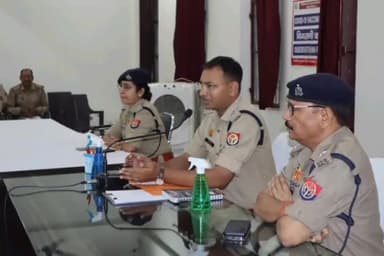 बुलंदशहर: चुनाव को लेकर अन्य जनपदों में लगी ड्यूटी के लिए बुलंदशहर में एसएसपी ने पुलिसकर्मियों को ब्रीफ कर रवाना किया