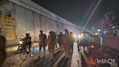 उन्नाव: उन्नाव थाना दही क्षेत्र के आवास विकास में नगर निकाय चुनाव को लेकर सीओ सिटी व थाना प्रभारी द्वारा की गई पैदल गस्त।