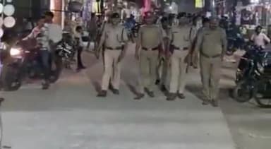 शिकोहाबाद: कस्बा मक्खनपुर में नगर पंचायत चुनाव को लेकर पुलिस और अर्धसैनिक बल के जवानों ने किया फ्लैग मार्च