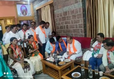 ಮುಂಡರಗಿ: ಪಟ್ಟಣದಲ್ಲಿ ಬಿಜೆಪಿ ಕಾರ್ಯಕರ್ತರನ್ನು ಭೇಟಿ ಮಾಡಿದ ಸಿಎಂ ಬೊಮ್ಮಾಯಿ