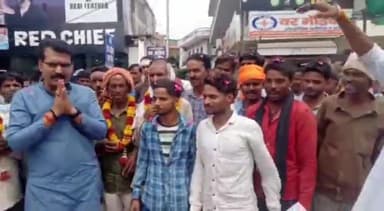 उन्नाव: मजदूर दिवस पर आज सदर कोतवाली के सामने मजदूरों को किया गया सम्मानित