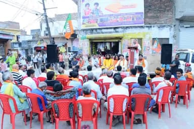 बलरामपुर समाचार बीजेपी नगर पालिका परिषद के प्रत्याशी डॉक्टर धीरेंद्र प्रताप सिंह धीरू के समर्थन में उतरे जिला पंचायत अध्यक्ष प्रतिनिधि श्याम मनोहर तिवारी कहां भारी मतों से जीत रहे हैं डॉक्टर धीरेंद्र प्रताप इस अवसर पर पूर्व श्रावस्ती सांसद