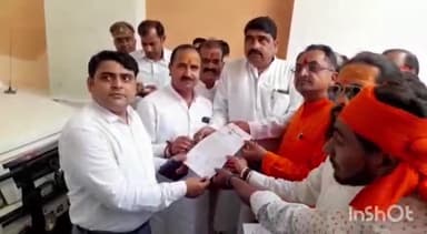 बहराइच: कलेक्ट्रेट पहुंचे विश्व हिंदू परिषद के पदाधिकारियों ने अपनी मांगों को लेकर एडीएम को सौंपा ज्ञापन